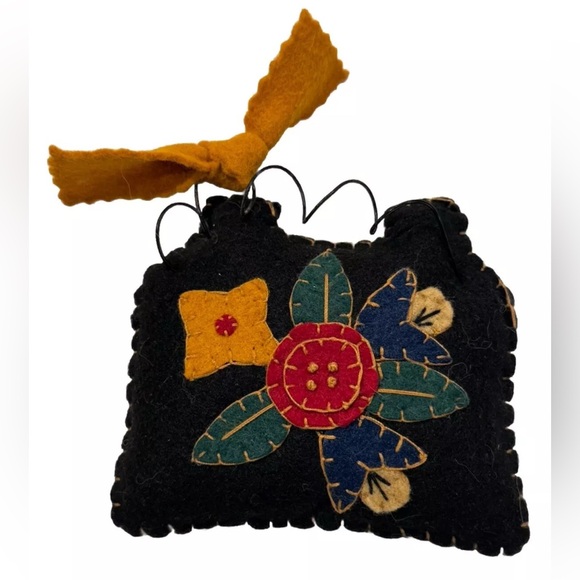 Handmade Set Of 4 Felt Christmas Ornaments Black Wire Hangers - Vintage 90’s - Picture 1 of 2